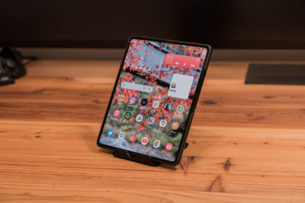 ポーチに入るコンパクトなスタンドを買ったら外でもGalaxy Z Fold3が使いやすくなった
