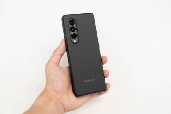 Galaxy Z Fold3用純正ケース『Aramid Cover』レビュー。薄い&軽いケースで重量級のZ Fold3に最適