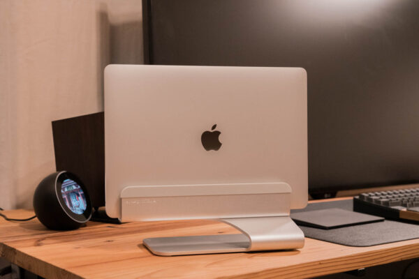 まるで浮いているようにMacBookを立てられるスタンド『Rain Design mTower』レビュー