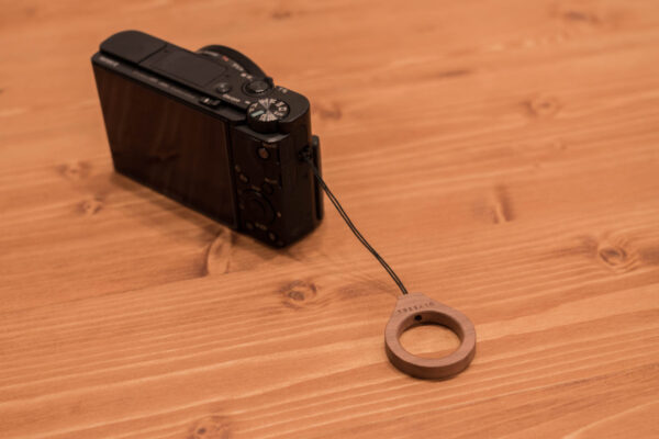 コンデジ用に最適、ULYSSESの天然木ハンドストラップ『minimo』を買ってみた