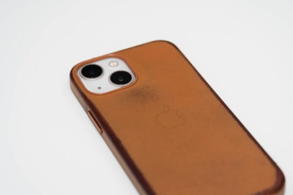 iPhone 13 mini用純正レザーケース(ゴールデンブラウン)を1年使ったレビュー。ブラウン系カラーはもういいかな…