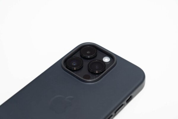 iPhone 14 Pro用純正レザーケース・ミッドナイトのファーストインプレッション。色味よりもカメラが気になる