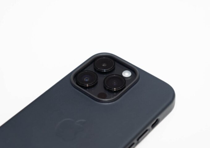 iPhone 14 Pro用純正レザーケース・ミッドナイトのファーストインプレッション。色味よりもカメラが気になる