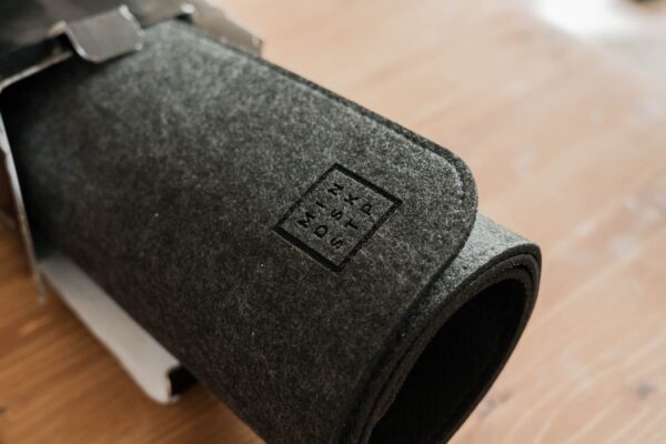 『Minimal Desk Setups Desk Pad』レビュー。4,000円台で買えるウール製の大型デスクパッド