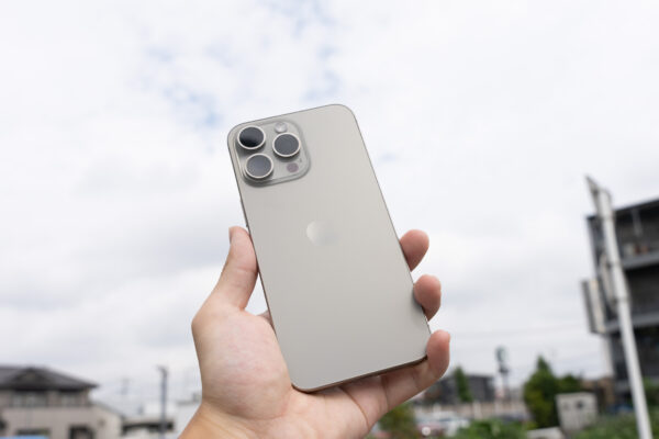 iPhone 15 Pro Maxがキタ！ナチュラルチタニウムの色味が最高すぎてマジでヤバい