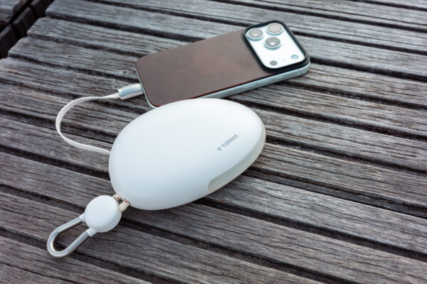 アウトドアでも使いやすい、35W出力対応の巻取り式モバイルバッテリー『TORRAS FlexLine Pebble』レビュー