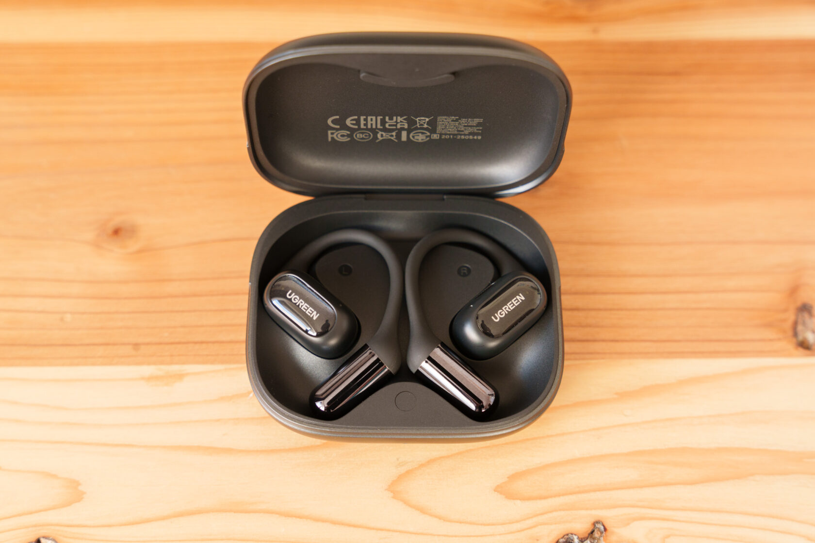 充電ケースを開けた状態のUGREENワイヤレスイヤホン