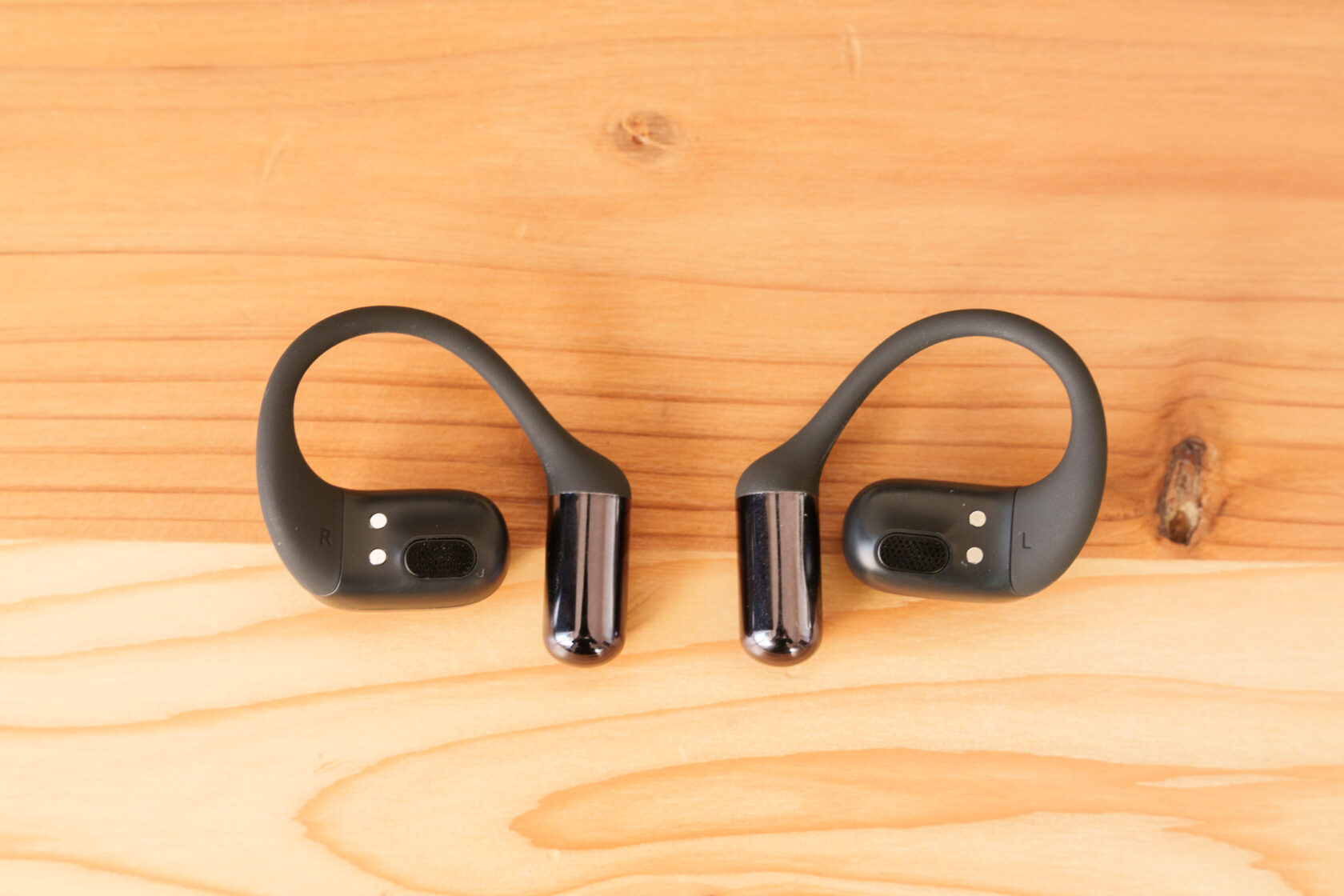 左右が分かるUGREENイヤホンの正面デザイン