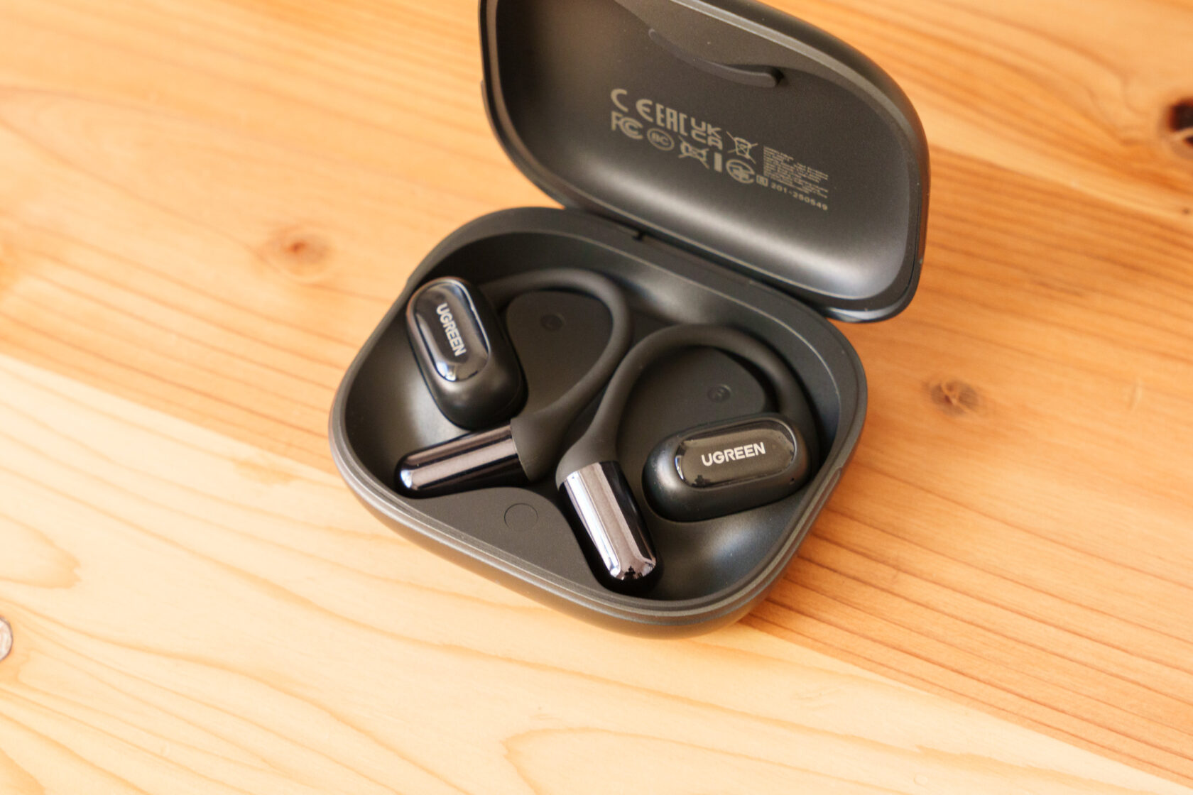斜めから見たUGREENイヤホンと開いた充電ケース