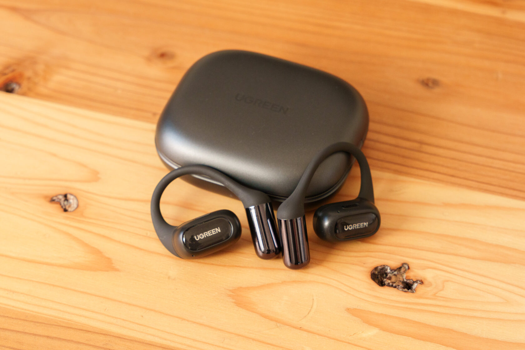 充電ケース前に置かれたUGREENイヤホン本体