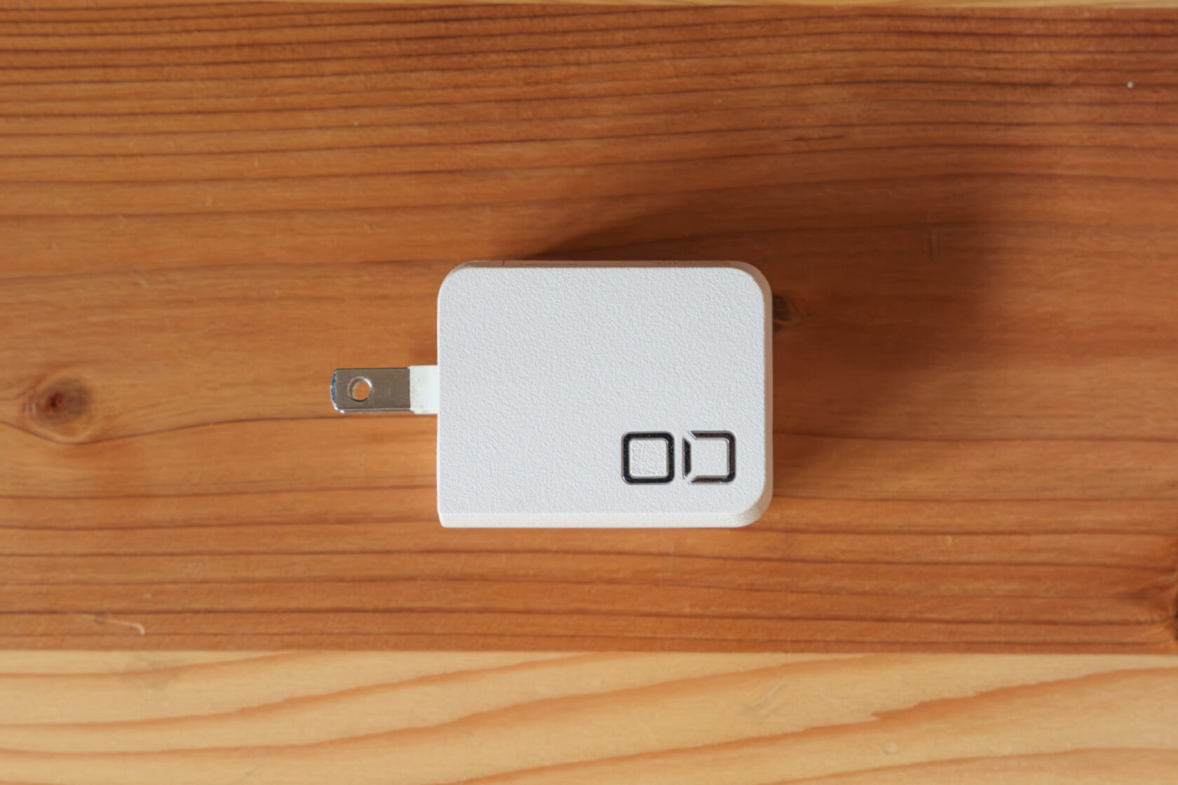 CIO製白色USB充電器を正面から撮影した様子