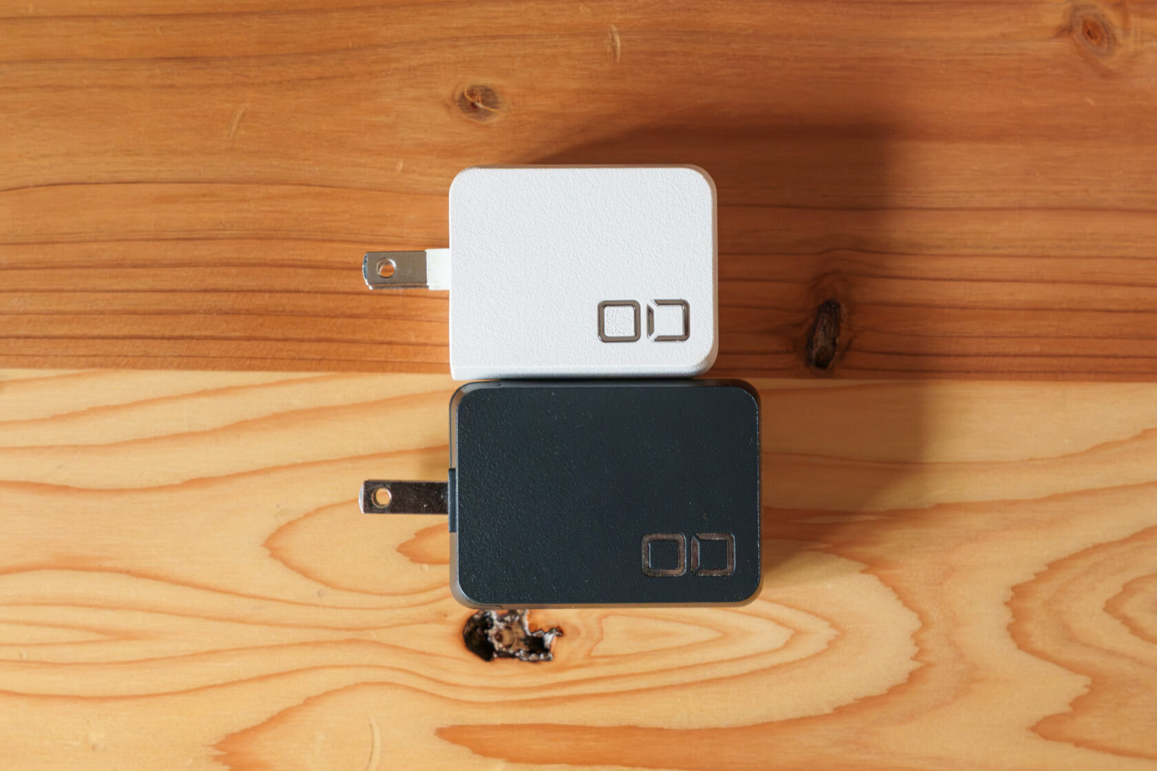 CIOの白と黒のUSB充電器を並べた比較写真