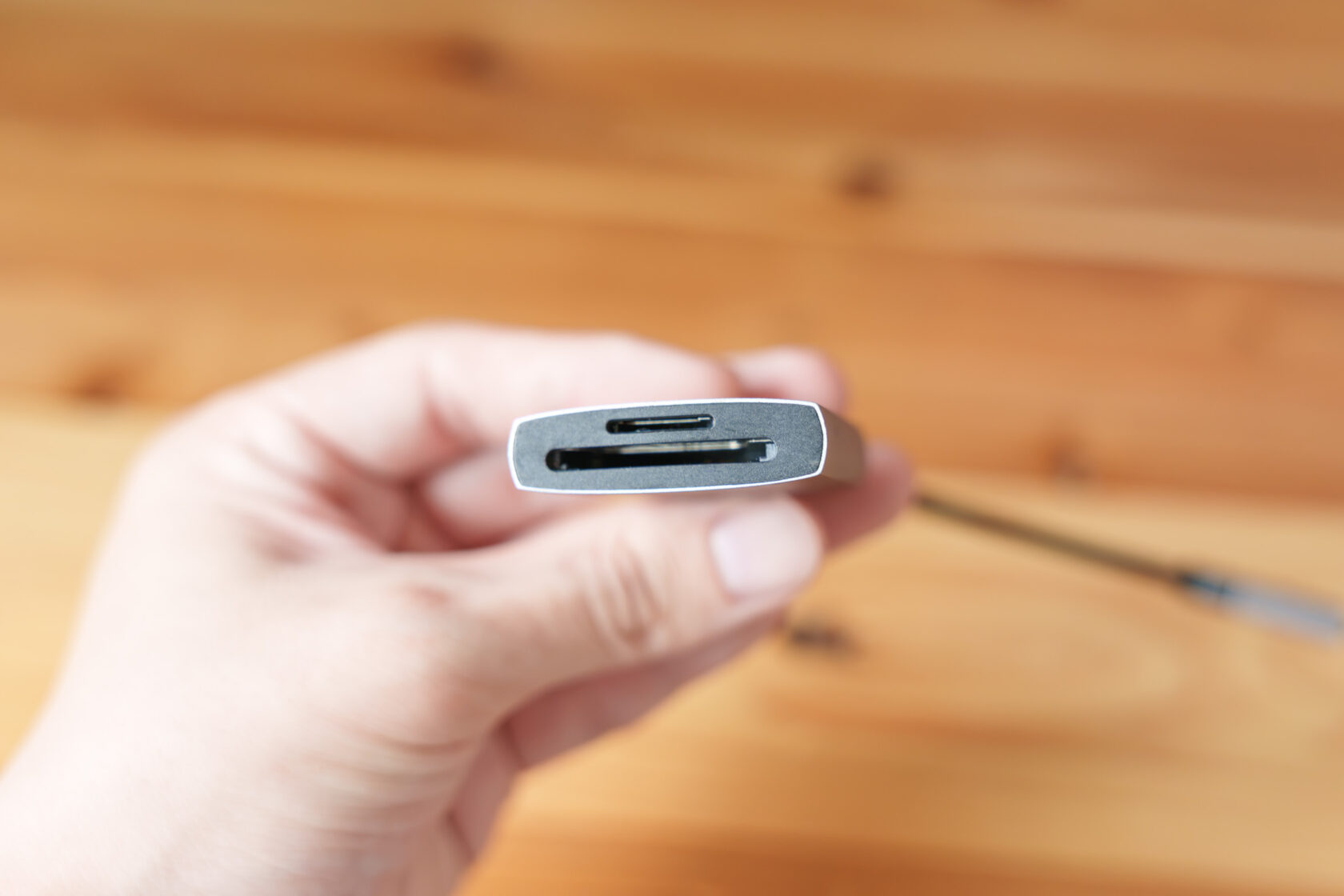 Satechi製のSDカードリーダーのSDカードスロットとmicroSDカードスロットを写した様子